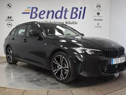 Skyscraper grey metallic Begagnad 2024 BMW 330e M Sport Kombi | 507 500 kr (Superpris)