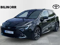 Svart Begagnad 2023 Toyota Corolla Hybrid Executive Halvkombi | 299 900 kr (Marknadspris)