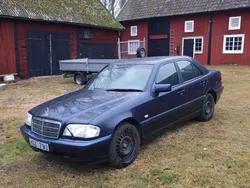 Blå Begagnad 2000 Mercedes C180 Sedan | 39 000 kr