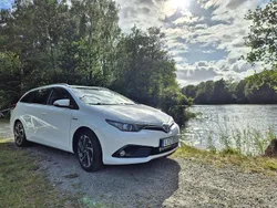 Vit Begagnad 2015 Toyota Auris Touring Sports Active Kombi | 139 000 kr (Marknadspris)