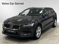 Grå Begagnad 2023 Volvo V60 CC Core Kombi | 384 900 kr (Marknadspris)