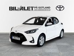Vit Ny 2025 Toyota Yaris Hybrid Halvkombi | 264 900 kr (Marknadspris)