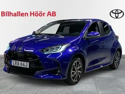 Mörkblå Begagnad 2024 Toyota Yaris Hybrid Active Halvkombi | 269 900 kr (Lite dyr)