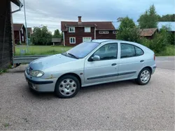 Grå Begagnad 2003 Renault Mégane II Authentique Halvkombi | 13 000 kr (Marknadspris)