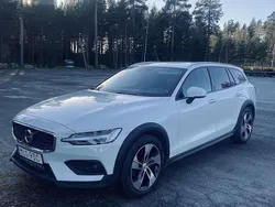 Vit Begagnad 2020 Volvo V60 CC Kombi | 259 900 kr (Marknadspris)