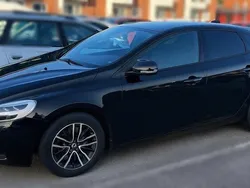 Svart Begagnad 2018 Volvo V40 Momentum Kombi | 175 000 kr (Marknadspris)