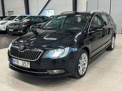 Svart Begagnad 2013 Skoda Superb Kombi | 114 700 kr (Marknadspris)