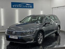 Mörkgrå Begagnad 2016 VW Passat GTE Kombi | 159 800 kr (Marknadspris)