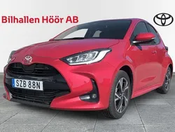 Röd Ny 2024 Toyota Yaris Hybrid Active Halvkombi | 259 900 kr (Marknadspris)