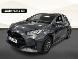 Mörkgrå (grå) Begagnad 2025 Toyota Yaris Hybrid Active Halvkombi | 259 000 kr (Marknadspris)
