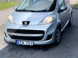 Grå Begagnad 2010 Peugeot 107 Halvkombi | 27 000 kr (Marknadspris)
