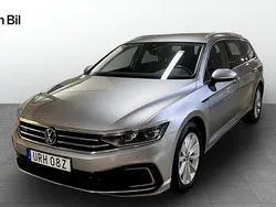 Silver (pyrit silver metallic) Begagnad 2023 VW Passat Executive Kombi | 309 900 kr (Bra pris)