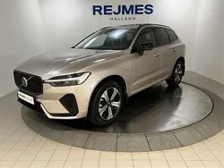 Ljusgrå (grå) Begagnad 2025 Volvo XC60 Plus SUV | 579 500 kr (Marknadspris)