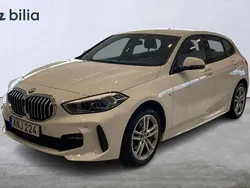 Vit Begagnad 2021 BMW 118 M Sport Halvkombi | 249 900 kr (Lite dyr)