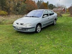 Grå Begagnad 2000 Renault Mégane Sedan | 14 000 kr