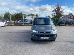 Grå Begagnad 2005 Hyundai H-1 Minibuss | 31 900 kr