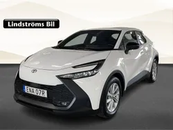 Vit Begagnad 2024 Toyota C-HR Active SUV | 349 000 kr (Marknadspris)