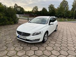 Vit Begagnad 2015 Volvo V60 Momentum Kombi | 118 000 kr (Marknadspris)