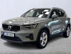Grå Begagnad 2023 Volvo XC40 Core SUV | 349 900 kr (Marknadspris)