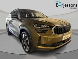 Blå (race blue metallic) Ny 2025 Skoda Kodiaq Business Line SUV | 511 300 kr (Marknadspris)