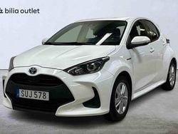 Vit Begagnad 2021 Toyota Yaris Hybrid Halvkombi | 169 900 kr