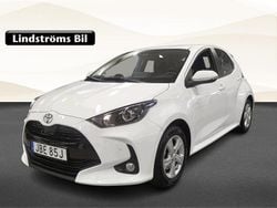 Vit Begagnad 2025 Toyota Yaris Hybrid Active Halvkombi | 264 900 kr (Marknadspris)