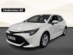 Vit Begagnad 2022 Toyota Corolla Hybrid Halvkombi | 239 000 kr (Marknadspris)