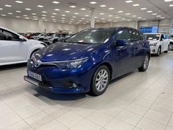 Mörkblå Begagnad 2015 Toyota Auris Active Halvkombi | 159 900 kr (Marknadspris)