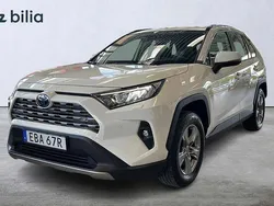Vit Begagnad 2021 Toyota RAV4 Hybrid Active SUV | 364 900 kr (Marknadspris)