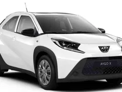 Vit Ny 2025 Toyota Aygo Play Halvkombi | 189 900 kr (Marknadspris)