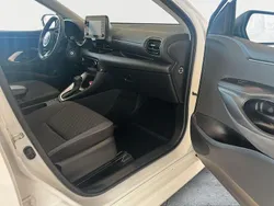 Vit Begagnad 2022 Toyota Yaris Hybrid Active Halvkombi | 205 000 kr (Marknadspris)