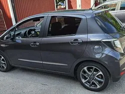 Grå Begagnad 2014 Toyota Yaris Hybrid Edition Halvkombi | 119 900 kr (Superpris)