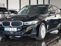 Svart Begagnad 2022 BMW 330e Sport Line Kombi | 252 500 kr (Marknadspris)