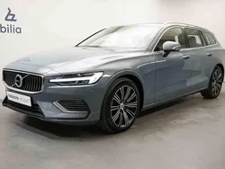 Grå Begagnad 2022 Volvo V60 Kombi | 394 900 kr (Marknadspris)