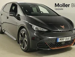 Svart (midnight black metallic) Begagnad 2025 Cupra Born e-Boost Halvkombi | 379 900 kr (Lite dyr)