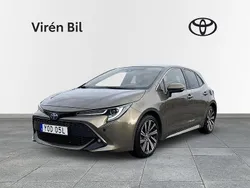Grön Begagnad 2022 Toyota Corolla Hybrid Style Halvkombi | 239 000 kr (Marknadspris)