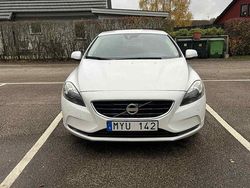 Vit Begagnad 2013 Volvo V40 Momentum Halvkombi | 89 000 kr (Marknadspris)