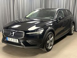 Svart Begagnad 2020 Volvo V60 CC Momentum Kombi | 248 900 kr (Marknadspris)