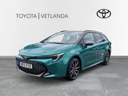 Grön (grönmetallic / svart tak) Ny 2025 Toyota Corolla Sport Kombi | 385 000 kr