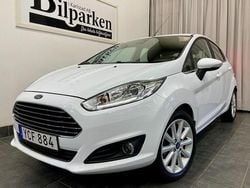 Vit Begagnad 2016 Ford Fiesta Titanium Halvkombi | 89 900 kr (Marknadspris)