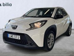 Vit Begagnad 2022 Toyota Aygo Play Halvkombi | 169 900 kr (Marknadspris)
