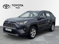 Mörkgrå (grå) Begagnad 2021 Toyota RAV4 Hybrid Active SUV | 339 000 kr (Marknadspris)