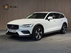 Vit Begagnad 2021 Volvo V60 CC Kombi | 348 700 kr (Marknadspris)