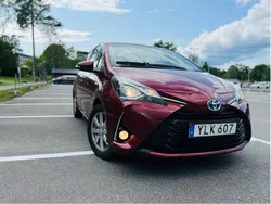 Röd Begagnad 2017 Toyota Yaris Hybrid Halvkombi | 98 000 kr (Marknadspris)
