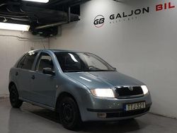 Mörkgrå (grå) Begagnad 2003 Skoda Fabia Halvkombi | 19 900 kr (Marknadspris)
