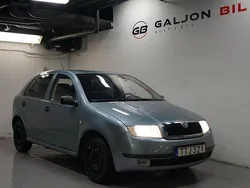 Mörkgrå (grå) Begagnad 2003 Skoda Fabia Halvkombi | 19 900 kr (Marknadspris)