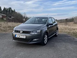 Grå Begagnad 2014 VW Polo Halvkombi | 98 000 kr (Marknadspris)