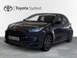 Grå Begagnad 2025 Toyota Yaris Hybrid Sport Halvkombi | 309 000 kr