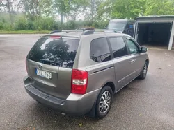Grå Begagnad 2011 Kia Carnival 4 Minibuss | 63 900 kr