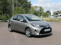 Brun Begagnad 2015 Toyota Yaris Hybrid Active Halvkombi | 145 800 kr (Marknadspris)
